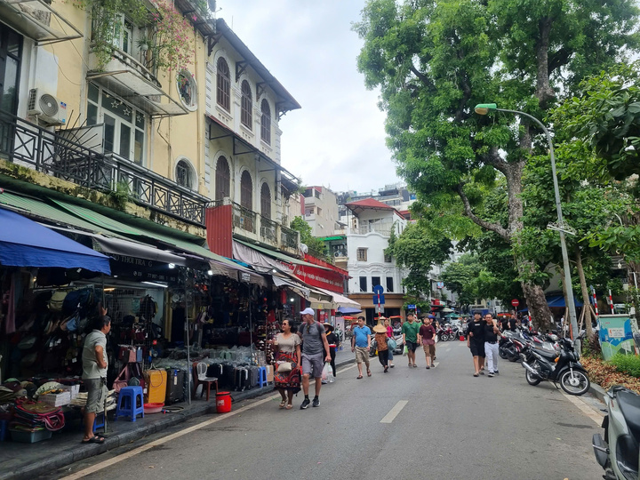 Khách du lịch tham quan và mua sắm tại các tuyến phố cổ quanh Hồ Gươm. Ảnh: Đình Quyên