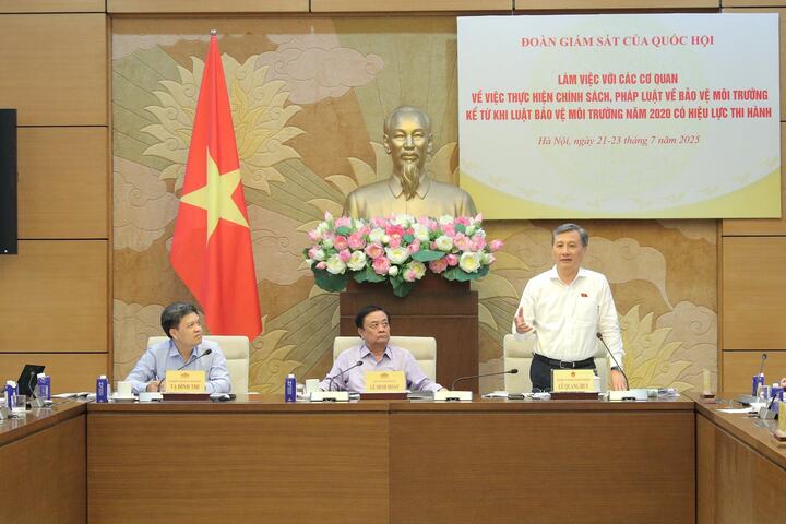 Chủ nhiệm Ủy ban Khoa học, Công nghệ và Môi trường Lê Quang Huy - Phó trưởng Đoàn Thường trực Đoàn giám sát, phát biểu tại cuộc làm việc. Ảnh: Hồ Long