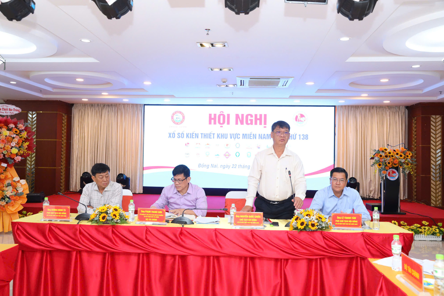 &Ocirc;ng Nguyễn Quốc Chiến - Chủ tịch Hội đồng XSKT Khu vực miền Nam, Chủ tịch HĐTV C&ocirc;ng ty TNHH Một th&agrave;nh vi&ecirc;n XSKT TP. Hồ Ch&iacute; Minh điều h&agrave;nh Hội nghị.