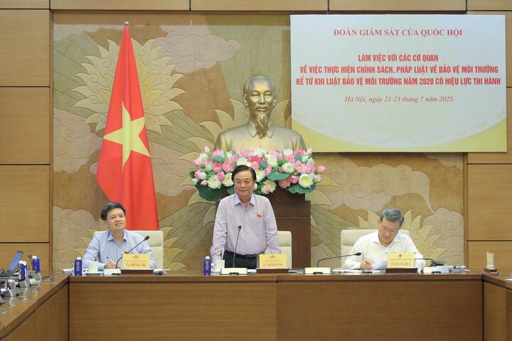 Phó Chủ tịch Quốc hội Lê Minh Hoan - Trưởng Đoàn giám sát của Quốc hội, phát biểu tại cuộc làm việc. Ảnh: Hồ Long