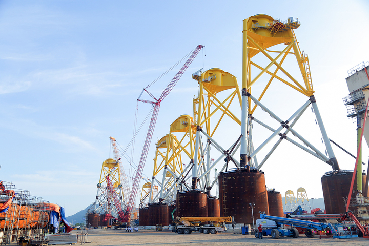 PTSC hoàn tất chế tạo và bàn giao toàn bộ 33 chân đế điện gió ngoài khơi cho đối tác quốc tế mở đường cho việc làm chủ công nghệ, vươn tầm quốc tế của Petrovietnam - Ảnh: Petrovietnam