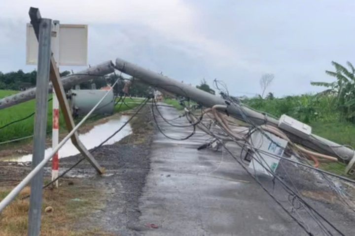 Trụ điện bị gãy do ảnh hưởng của dông lốc. Ảnh: CTV