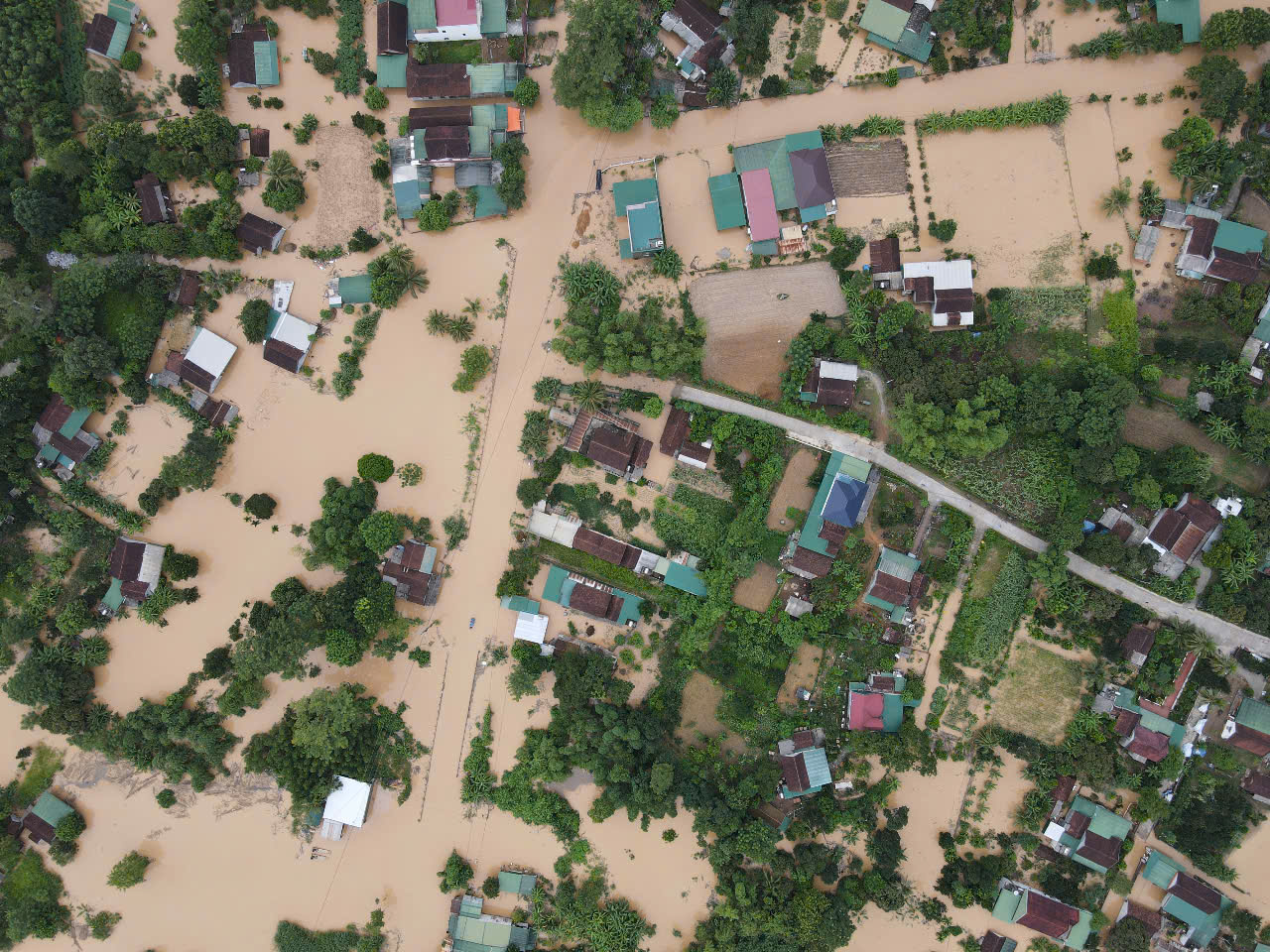 Nhiều bản bị cô lập, chưa tiếp cận được do mưa lũ- Ảnh 1. Nhiều bản bị cô lập, chưa tiếp cận được do mưa lũ- Ảnh 1.