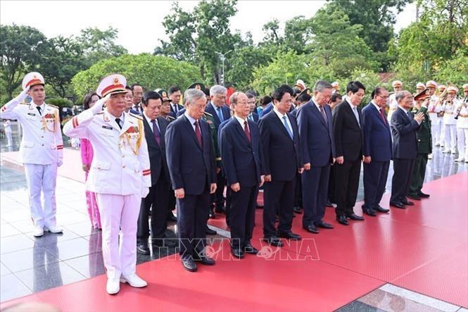 Các đồng chí lãnh đạo, nguyên lãnh đạo Đảng và Nhà nước dâng hương tại Đài tưởng niệm các Anh hùng liệt sĩ trên đường Bắc Sơn (Hà Nội).