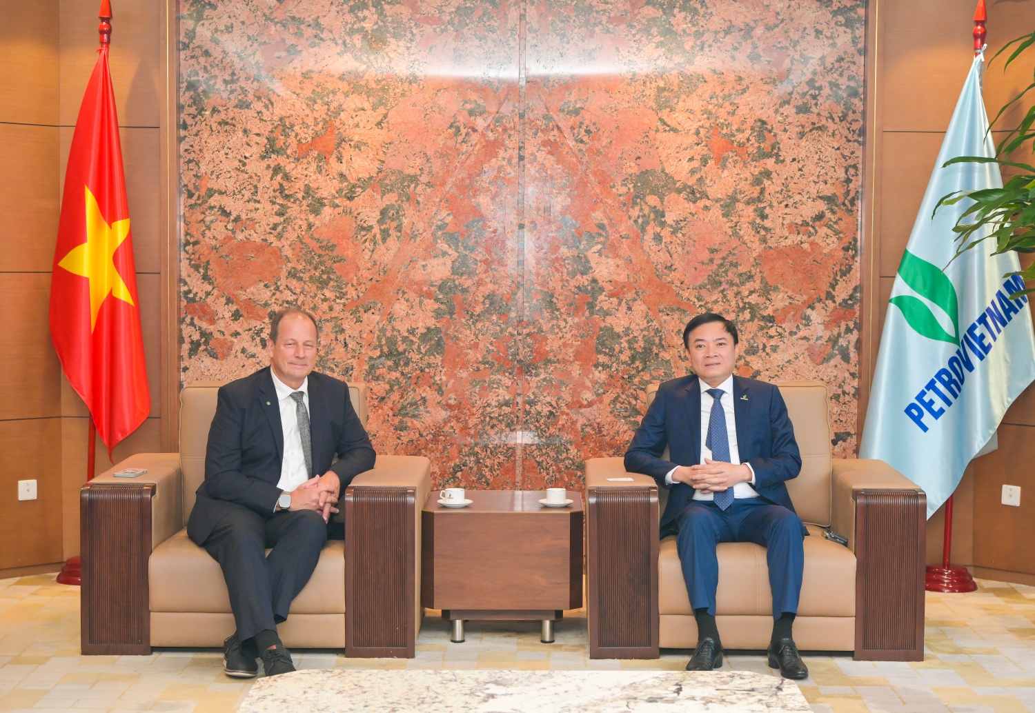 Tổng Giám đốc Petrovietnam Lê Ngọc Sơn trao đổi với ông Thomas Mitchell Little Tổng Giám đốc Petrovietnam Lê Ngọc Sơn trao đổi với ông Thomas Mitchell Little