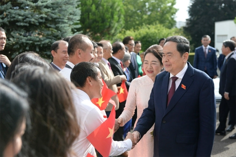 Chủ tịch Quốc hội Trần Thanh Mẫn và Phu nhân gặp gỡ cán bộ, nhân viên Phái đoàn Việt Nam tại Liên hợp quốc và các tổ chức quốc tế tại Geneva, Đại sứ quán và cộng đồng người Việt Nam tại Thụy Sĩ. Ảnh: QĐND