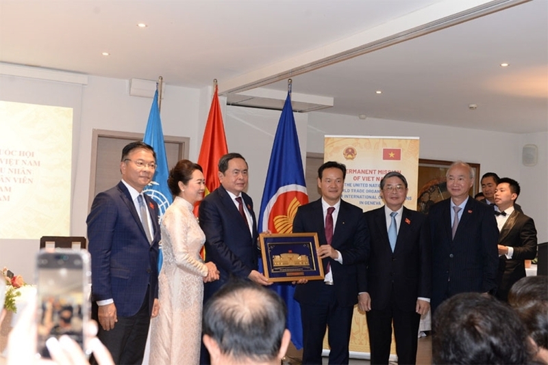 Chủ tịch Quốc hội Trần Thanh Mẫn trao biểu trưng Nhà Quốc hội Việt Nam tặng Đại sứ Mai Phan Dũng, Trưởng Phái đoàn thường trực Việt Nam bên cạnh Liên hợp quốc, Tổ chức Thương mại thế giới và các tổ chức quốc tế khác tại Geneva (Thụy Sĩ). Ảnh: QĐND