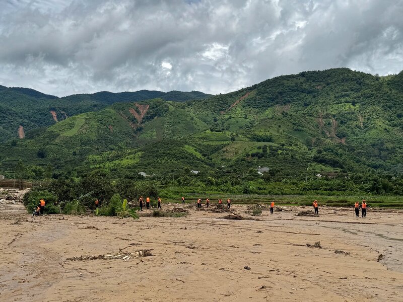 Cùng với việc tích cực tìm kiếm người mất tích, Đài Khí tượng Thủy văn tỉnh Sơn La tiếp tục phát đi cảnh báo nguy cơ ngập lụt, khả năng xảy ra thiên tai khác