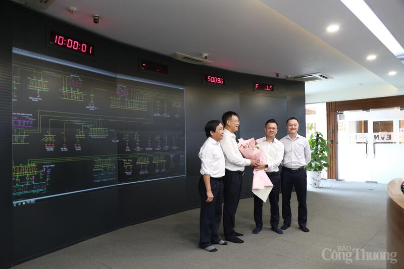 Đúng 10h00 ngày 28/7, Trung tâm Điều độ hệ thống điện miền Trung (CSO) chính thức tiếp nhận quyền điều khiển lưới điện tỉnh Ninh Thuận (cũ) và bàn giao quyền điều khiển lưới điện tỉnh Đắk Nông (cũ) cho Trung tâm Điều độ hệ thống điện miền Nam (SSO). (Ảnh: Lãnh đạo EVNCPC tặng hoa chúc mừng CSO)