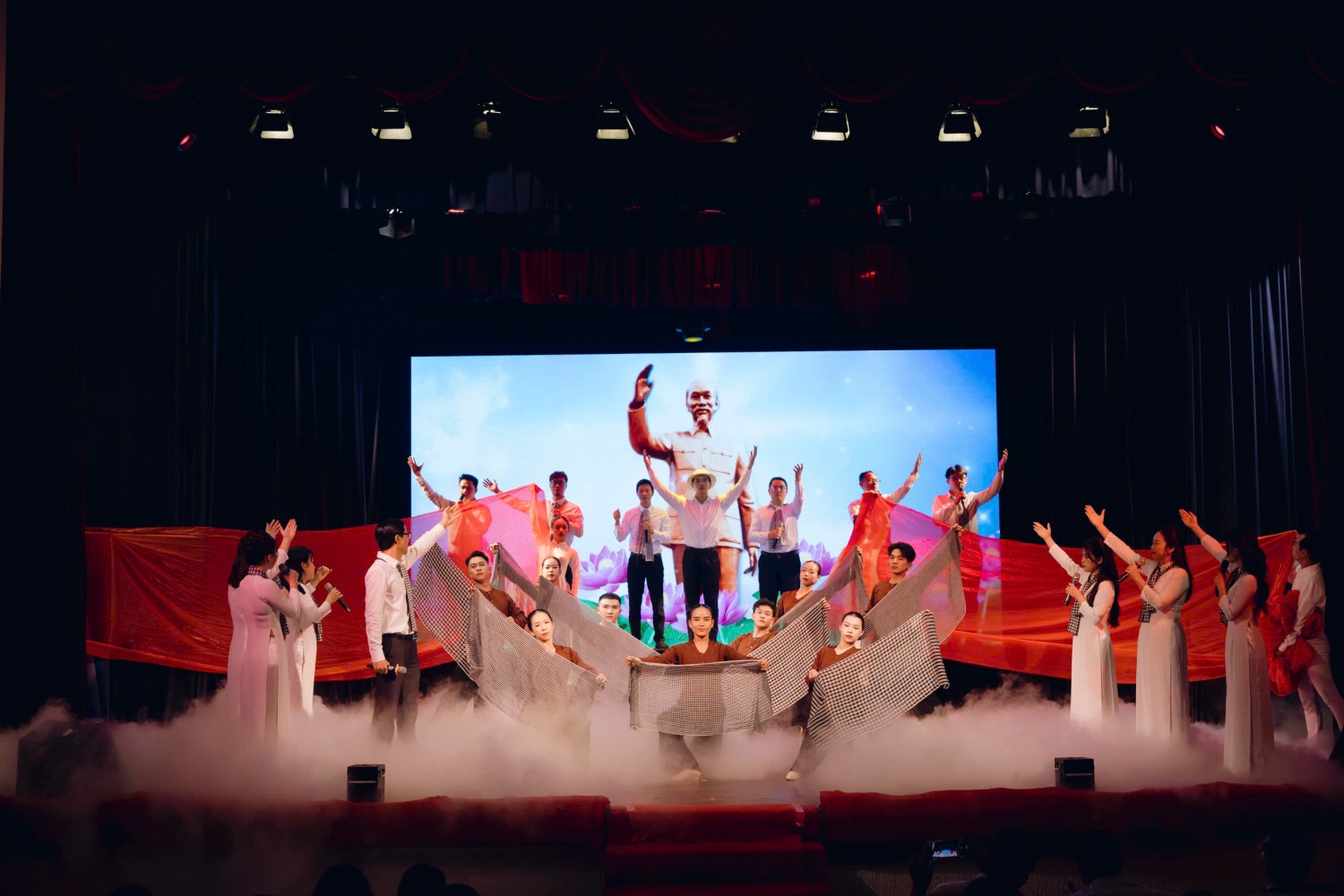 Hội diễn Văn nghệ PVEP 2025: Hành trình vươn ra biển lớn, gắn kết trái tim người lao động