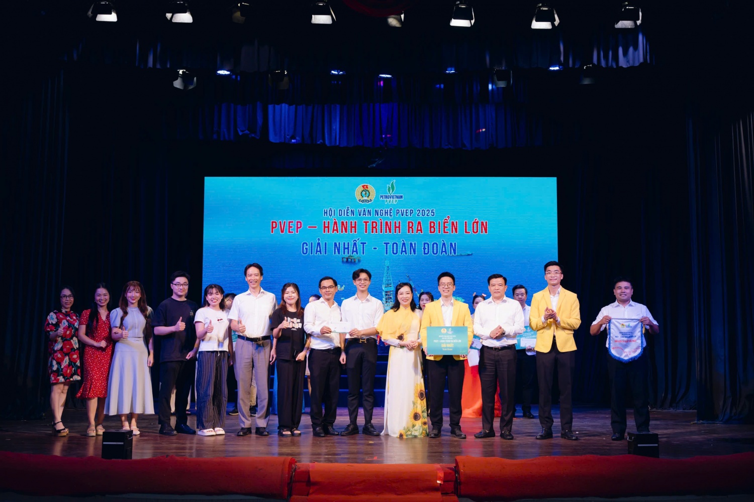 Hội diễn Văn nghệ PVEP 2025: Hành trình vươn ra biển lớn, gắn kết trái tim người lao động Hội diễn Văn nghệ PVEP 2025: Hành trình vươn ra biển lớn, gắn kết trái tim người lao động