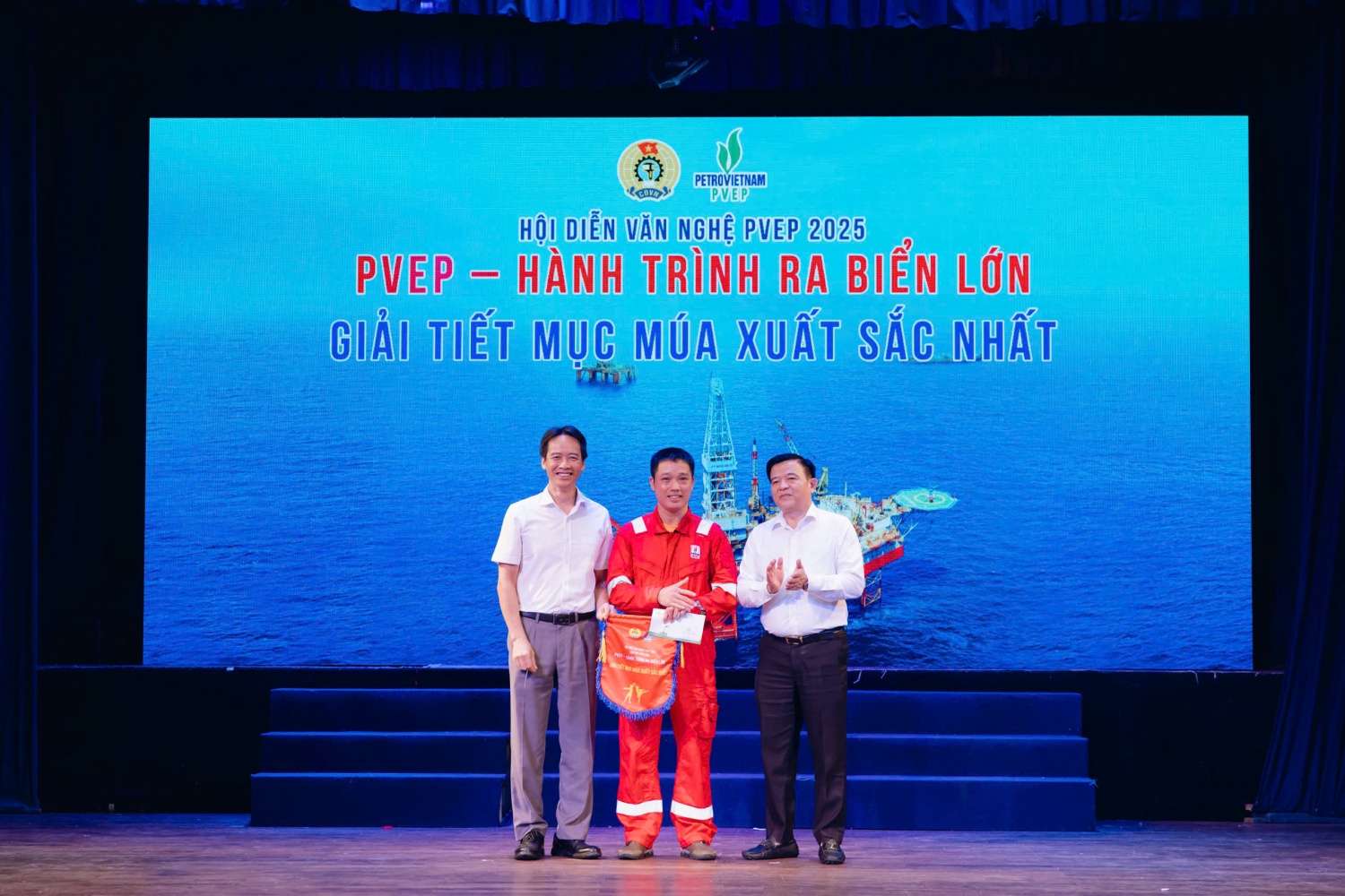 Hội diễn Văn nghệ PVEP 2025: Hành trình vươn ra biển lớn, gắn kết trái tim người lao động Hội diễn Văn nghệ PVEP 2025: Hành trình vươn ra biển lớn, gắn kết trái tim người lao động