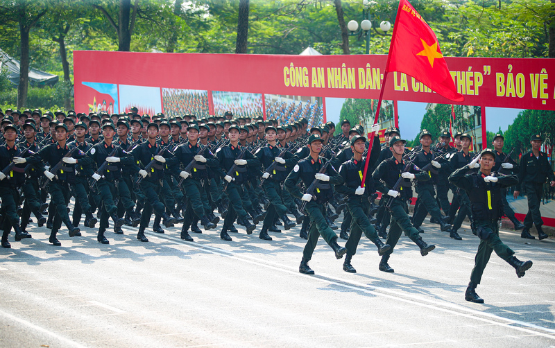 Các khối sẽ thực hiện động tác đi đều, đến điểm chào chuyển thành đi nghiêm, nhìn bên phải chào trên quãng đường 200m, kết thúc đường chào chuyển thành thôi chào