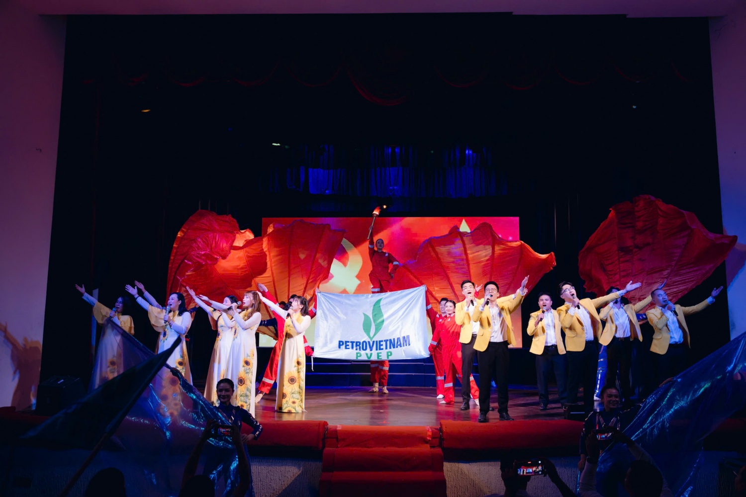 Hội diễn Văn nghệ PVEP 2025: Hành trình vươn ra biển lớn, gắn kết trái tim người lao động