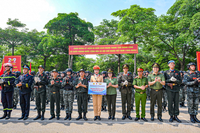 Lãnh đạo Cục Công tác chính trị, Ban Thanh niên Công an nhân dân tặng quà đại diện các khối tham dự A80