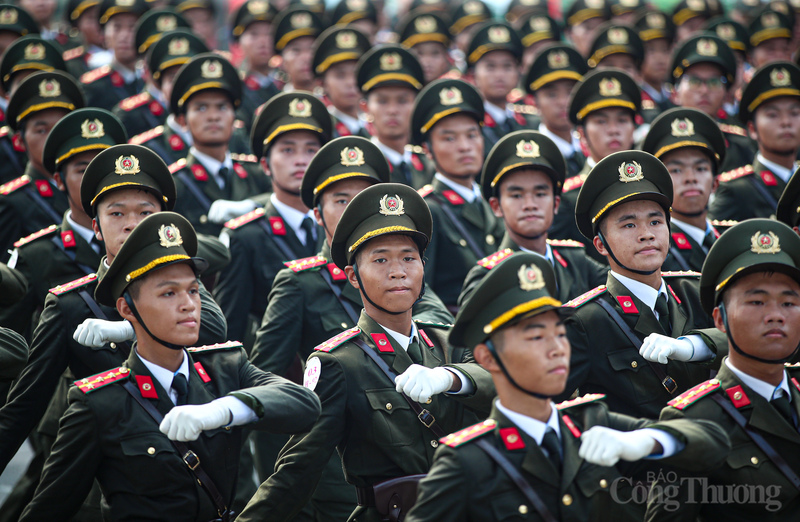 Các cán bộ huấn luyện duy trì khối thực hiện các nội dung kiểm tra, duy trì sửa tập cho từng cá nhân, từng hàng và cả khối