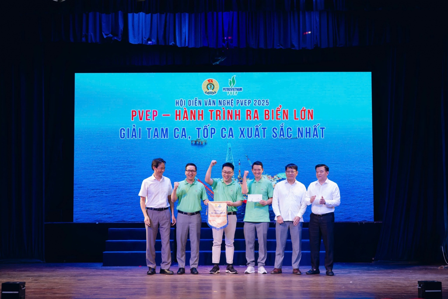 Hội diễn Văn nghệ PVEP 2025: Hành trình vươn ra biển lớn, gắn kết trái tim người lao động Hội diễn Văn nghệ PVEP 2025: Hành trình vươn ra biển lớn, gắn kết trái tim người lao động