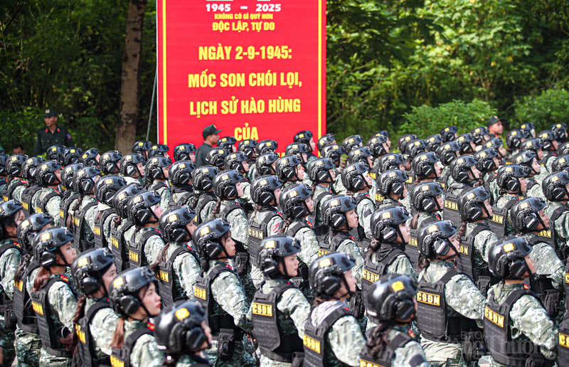 Cán bộ, chiến sĩ các khối đã được trang bị đủ vũ khí, trang bị. Ai cũng khoác lên mình thêm 5-7kg. Khối nữ chiến sĩ Cảnh sát đặc nhiệm đội mũ chiến đấu cùng giáp bảo vệ