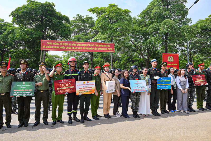 Đại diện các doanh nghiệp đồng hành tặng quà động viên các khối tham dự A80