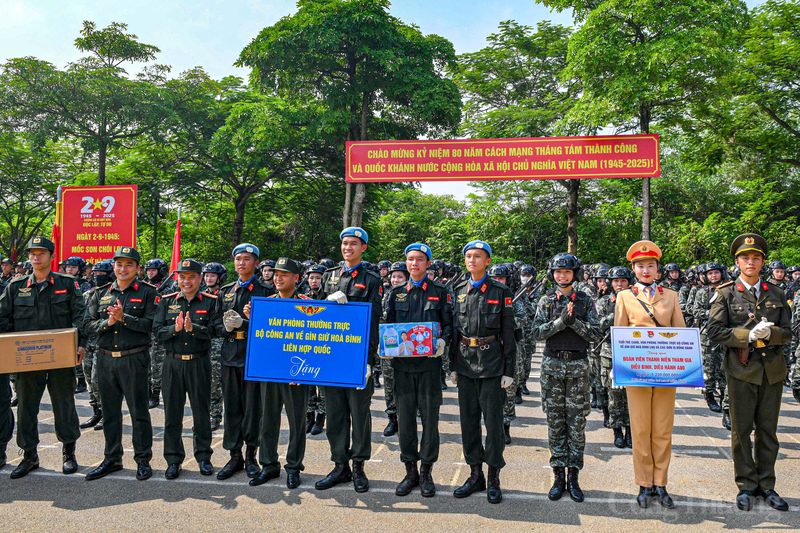 Văn phòng thường trực Bộ Công an về gìn giữ hòa bình Liên hợp quốc tặng quà động viên các chiến sĩ