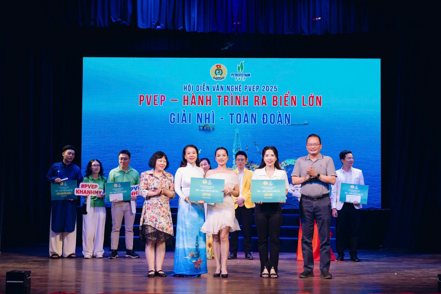 Hội diễn Văn nghệ PVEP 2025: Hành trình vươn ra biển lớn, gắn kết trái tim người lao động Hội diễn Văn nghệ PVEP 2025: Hành trình vươn ra biển lớn, gắn kết trái tim người lao động