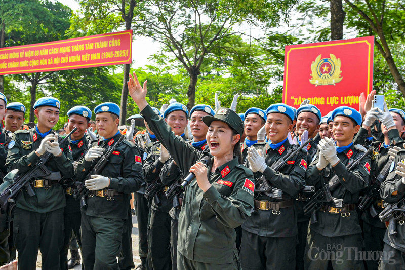 Nữ ca sĩ Nguyễn Duyên Quỳnh cũng có mặt để động viên tinh thần các chiến sĩ