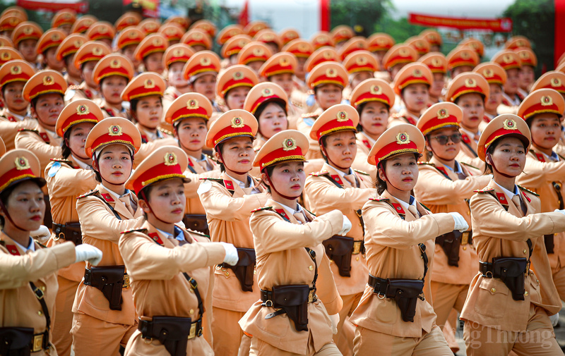 Thời tiết Hà Nội những ngày này vô cùng khắc nghiệt, nắng nóng gay gắt, có lúc mưa dai dẳng cả ngày