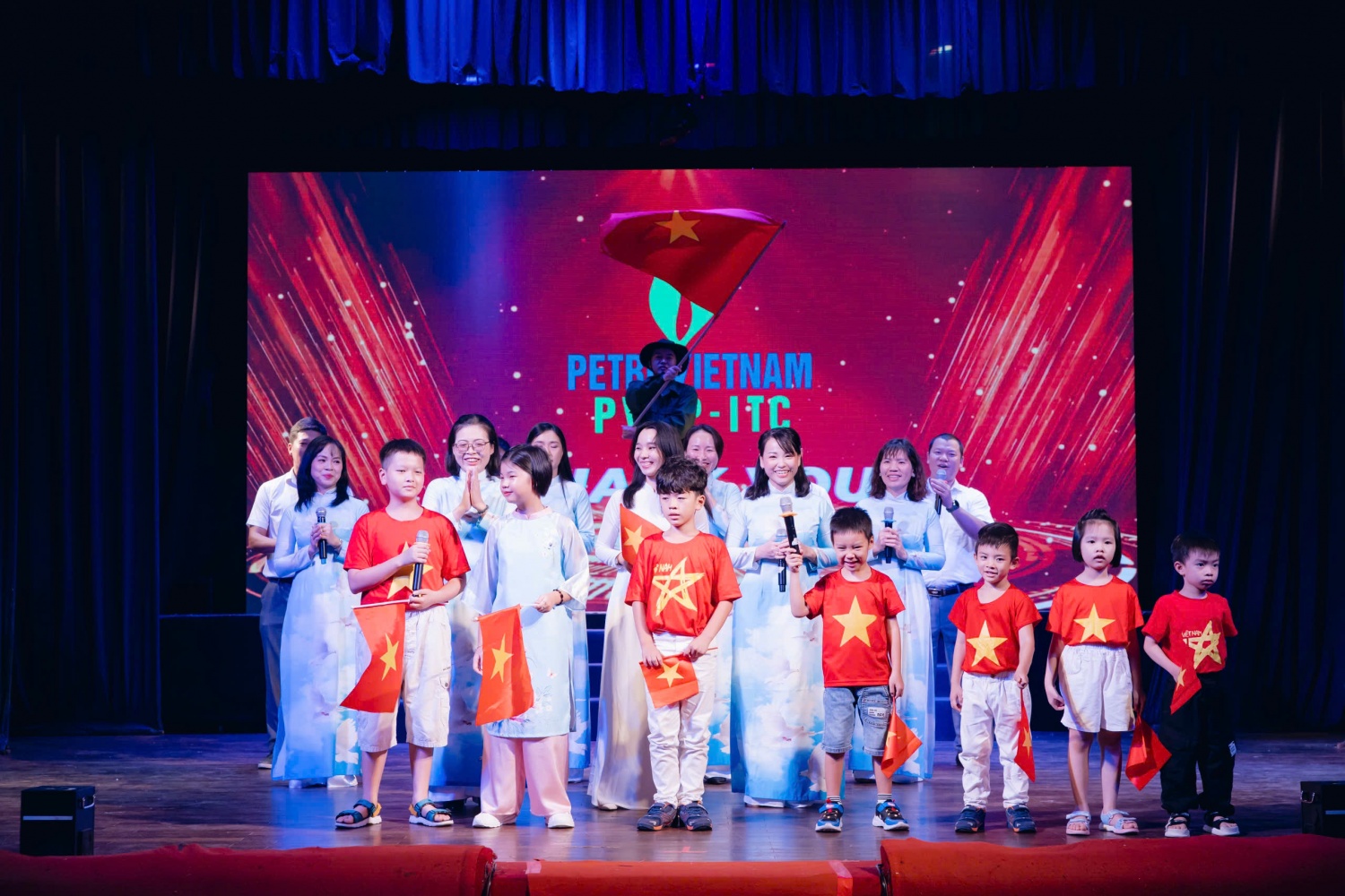 Hội diễn Văn nghệ PVEP 2025: Hành trình vươn ra biển lớn, gắn kết trái tim người lao động Hội diễn Văn nghệ PVEP 2025: Hành trình vươn ra biển lớn, gắn kết trái tim người lao động