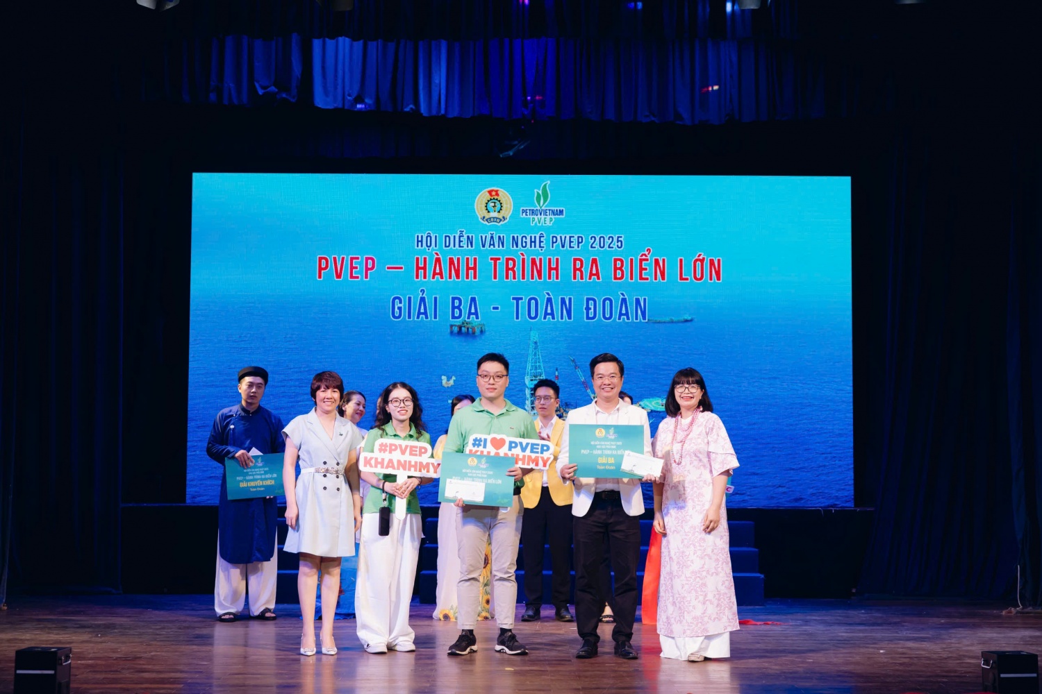 Hội diễn Văn nghệ PVEP 2025: Hành trình vươn ra biển lớn, gắn kết trái tim người lao động Hội diễn Văn nghệ PVEP 2025: Hành trình vươn ra biển lớn, gắn kết trái tim người lao động