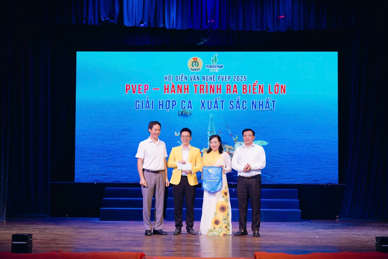 Hội diễn Văn nghệ PVEP 2025: Hành trình vươn ra biển lớn, gắn kết trái tim người lao động Hội diễn Văn nghệ PVEP 2025: Hành trình vươn ra biển lớn, gắn kết trái tim người lao động