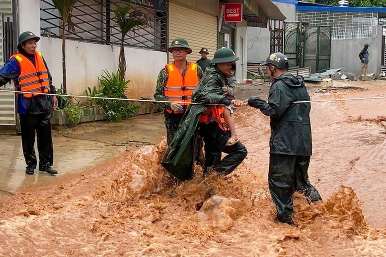 Lực lượng chức năng đưa người dân ra khỏi vùng nguy hiểm.