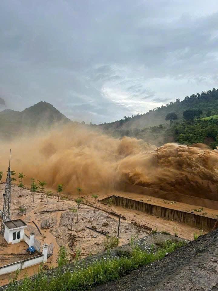 Mưa lớn kéo dài gây ra lũ quét, sạt lở đất nghiêm trọng tại một số xã của tỉnh Điện Biên. Ảnh: CTV