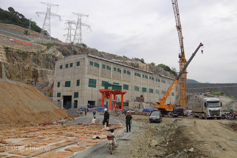 Sau ánh đèn công trường là nỗ lực không ngừng nghỉ của đội ngũ thi công Nhà máy Thủy điện Hòa Bình mở rộng. Ảnh: Thanh Tuấn