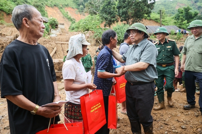 Thủ tướng tặng quà, động viên các gia đình bị thiệt hại do thiên tai - Ảnh: VGP/Nhật Bắc