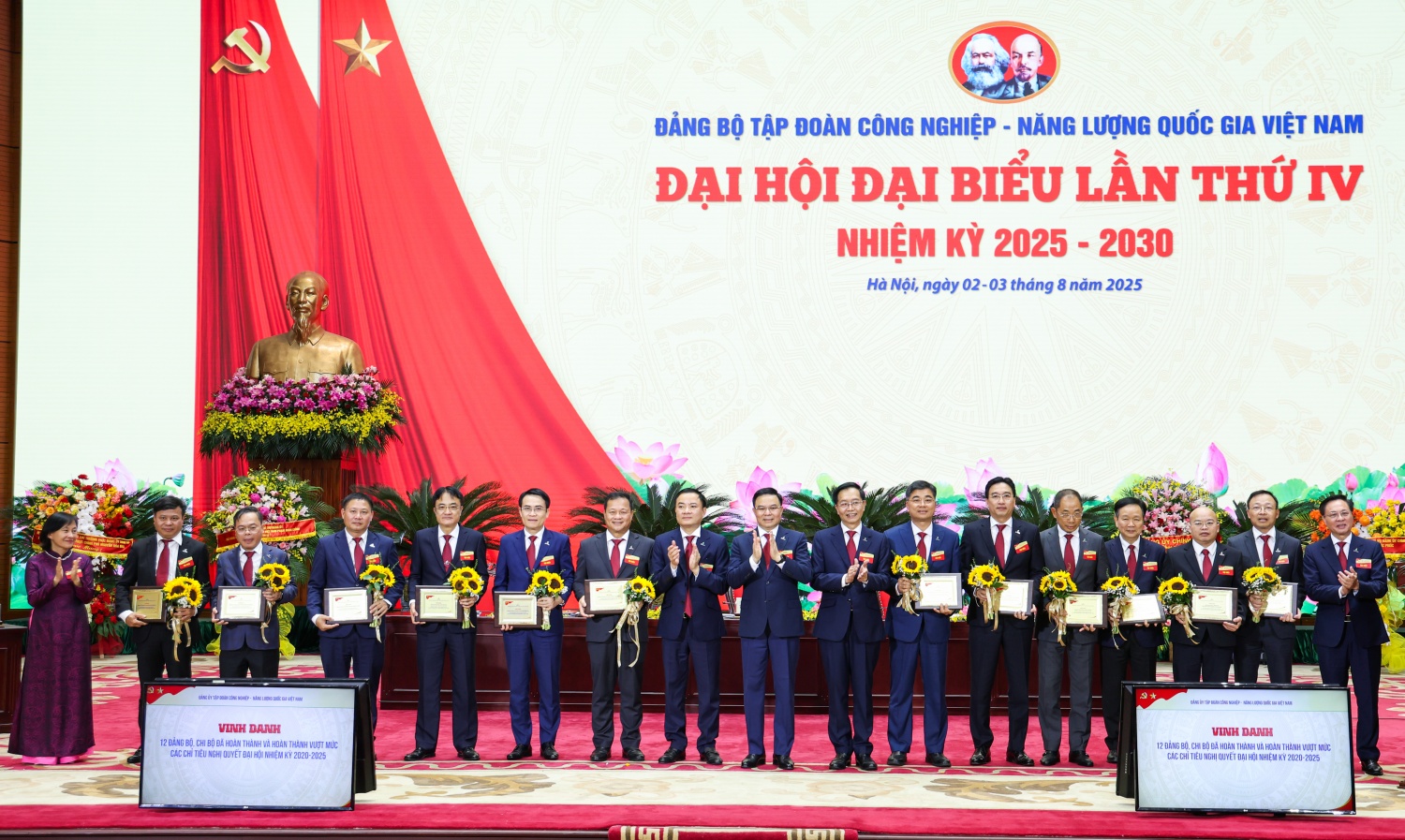 Vinh danh các tập thể, công trình sản phẩm tiêu biểu của Đảng bộ Vinh danh các tập thể, công trình, sản phẩm tiêu biểu của Đảng bộ Petrovietnam