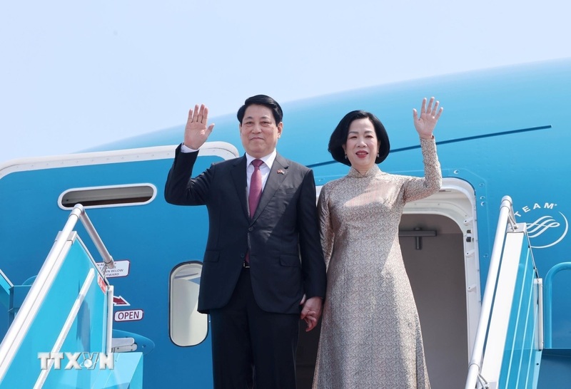 Chủ tịch nước Lương Cường và Phu nhân rời sân bay quốc tế Nội Bài, lên đường thăm cấp Nhà nước Ai Cập và Angola. Ảnh: Lâm Khánh/TTXVN