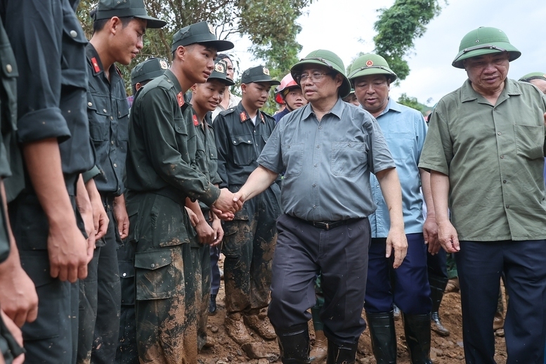 Thủ tướng động viên các lực lượng cứu hộ, cứu nạn - Ảnh: VGP/Nhật Bắc