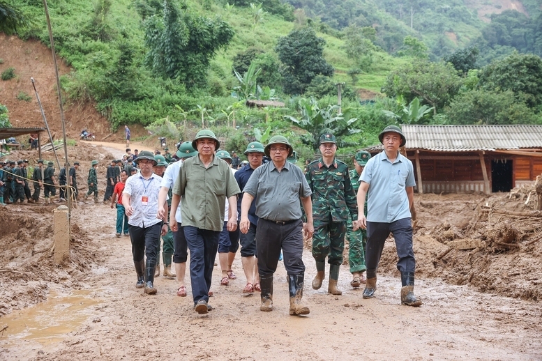 Thủ tướng Phạm Minh Chính tới hiện trường các xã thiệt hại nặng nề do mưa lũ, sạt lở đất tại tỉnh Điện Biên - Ảnh: VGP/Nhật Bắc