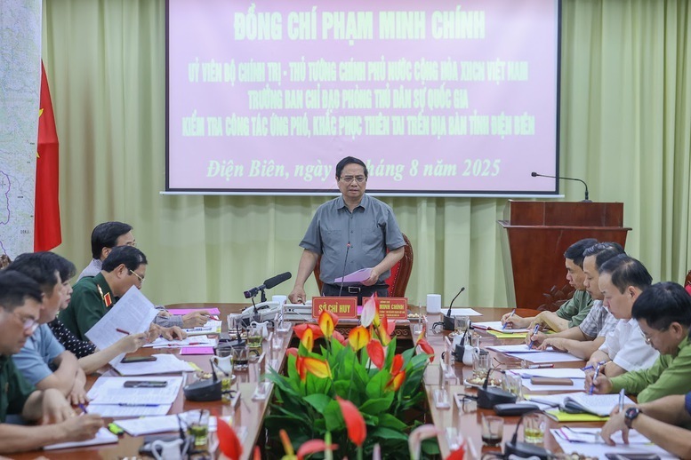 Thủ tướng Phạm Minh Chính chủ trì cuộc họp với các bộ, ngành, địa phương về công tác tìm kiếm, cứu hộ, cứu nạn, khắc phục hậu quả thiên tai - Ảnh: VGP/Nhật Bắc