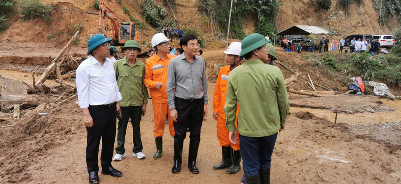 Thứ trưởng Bộ Công Thương Nguyễn Hoàng Long kiểm tra tình hình mưa lũ.