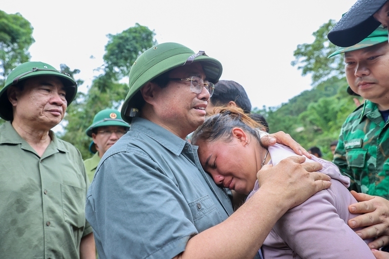 Thủ tướng thăm hỏi, động viên người dân chịu ảnh hưởng, thiệt hại nặng nề do mưa lũ, sạt lở đất - Ảnh: VGP/Nhật Bắc