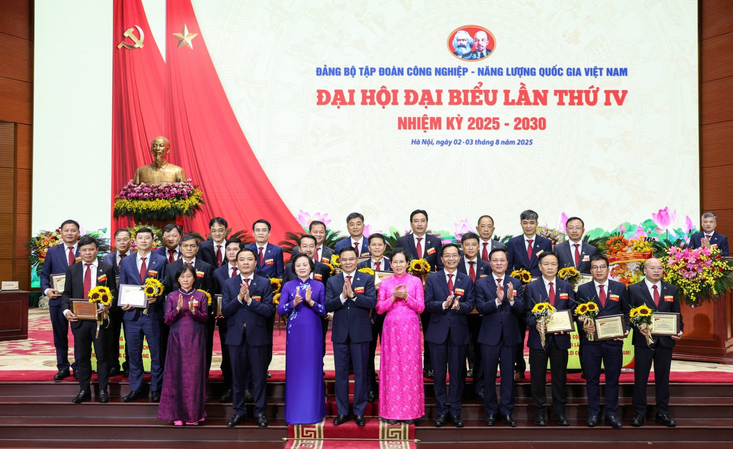 Vinh danh các tập thể, công trình sản phẩm tiêu biểu của Đảng bộ Vinh danh các tập thể, công trình, sản phẩm tiêu biểu của Đảng bộ Petrovietnam