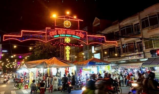 Chợ đêm Ninh Kiều được xem là một điểm du lịch văn hóa đặc trưng của TP. Cần Thơ.