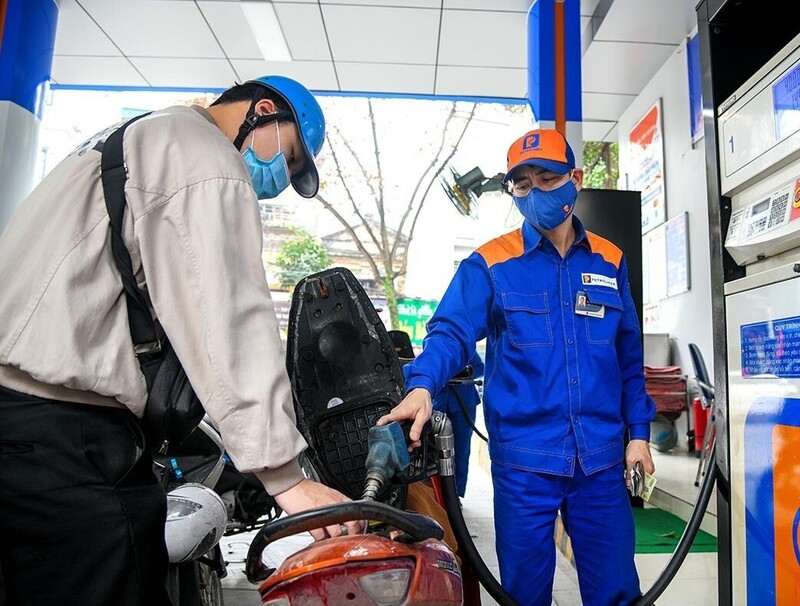 Ngày mai (7/8), giá xăng được dự báo tăng lần hai liên tiếp. Ảnh: Ngọc Anh