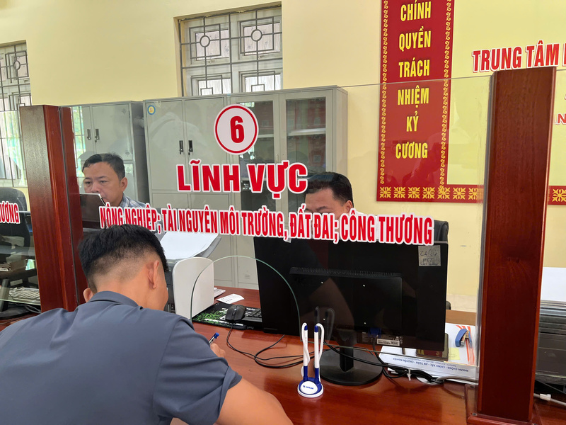 Giải quyết thủ tục hành chính cấp địa phương. Ảnh: Đình Dũng