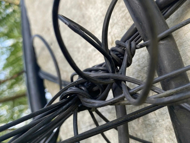 Việc các nhà mạng treo thiết bị trên hệ thống điện cần phải đảm bảo tiêu chuẩn kỹ thuật, an toàn để không gây rò điện hoặc chạm chập ảnh hưởng đến lưới điện của ngành điện và khách hàng. Ảnh: Hùng Mạnh.