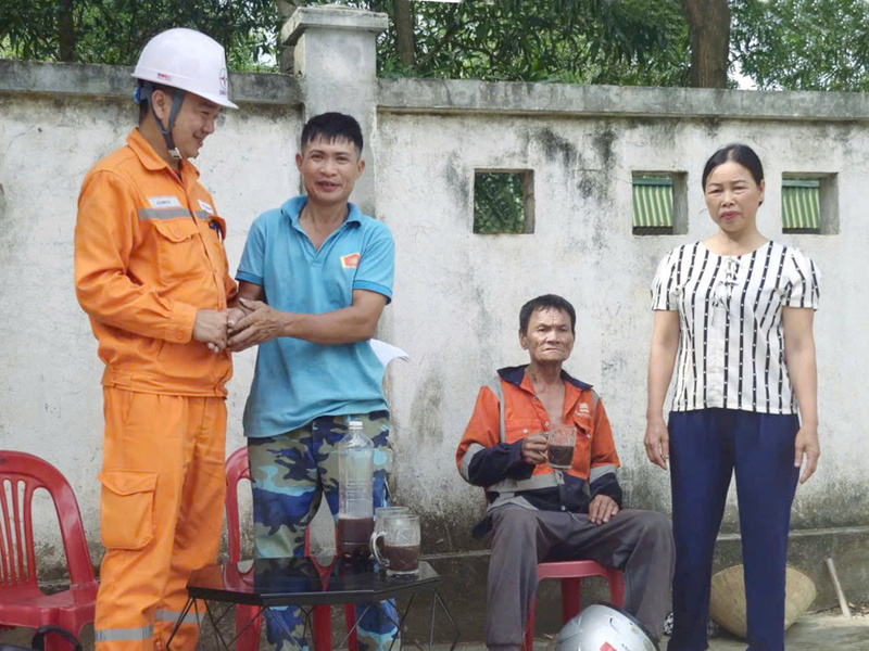 Gia đình ông Dương Văn Tâm cảm ơn sự vào cuộc nhanh chóng, xử lý công tâm, minh bạch của ngành điện. Ảnh: Hùng Mạnh.