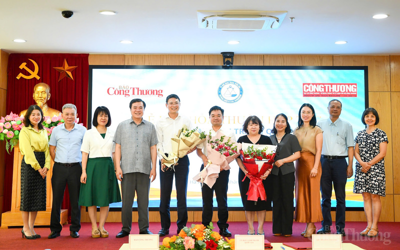 Thứ trưởng Nguyễn Sinh Nhật Tân cùng đại diện các đơn vị trực thuộc Bộ Công Thương tặng hoa lãnh đạo Ủy ban Cạnh tranh Quốc gia, Báo Công Thương và Tạp chí Công Thương.