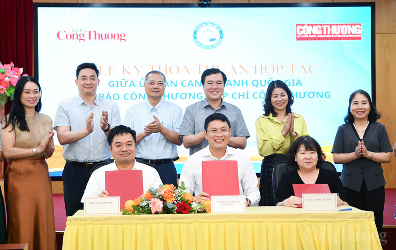Thứ trưởng Nguyễn Sinh Nhật Tân cùng đại diện các đơn vị trực thuộc Bộ Công Thương chứng kiến ký kết hoạt động hợp tác giữa Ủy ban Cạnh tranh Quốc gia, Báo Công Thương cùng Tạp chí Công Thương.