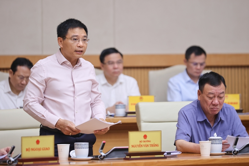 Bộ trưởng Bộ Tài chính Nguyễn Văn Thắng báo cáo tình hình kinh tế - xã hội tháng 7 và 7 tháng qua. Ảnh VGP/Nhật Bắc